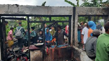 Koramil Kalikajar bantu perbaiki rumah korban kebakaran